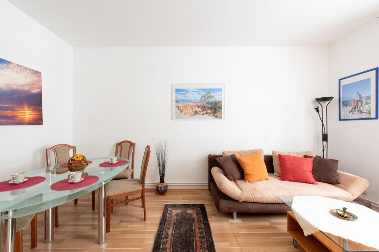 Apartament 1030 *